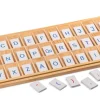 Aufgedruckte Buchstaben mit Holzkasten