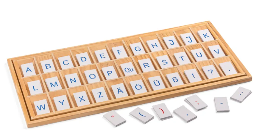 Aufgedruckte Buchstaben mit Holzkasten