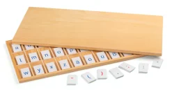 Aufgedruckte Buchstaben mit Holzkasten