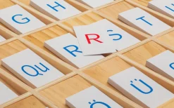 Aufgedruckte Buchstaben mit Holzkasten