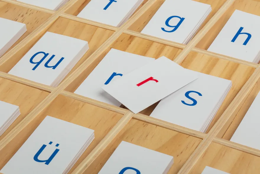 Aufgedruckte Buchstaben mit Holzkasten