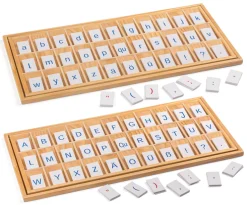 Aufgedruckte Buchstaben mit Holzkasten