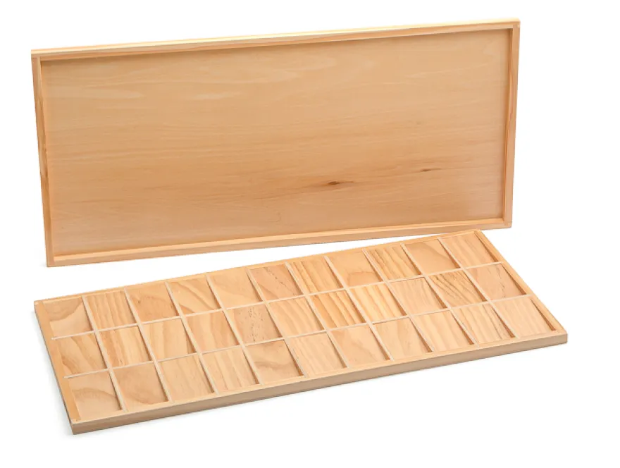 Aufgedruckte Buchstaben mit Holzkasten