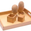 Dreidimensionale Kugel, Ei und Kubus auf einem Holztablett