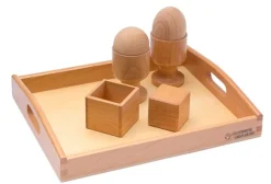 Dreidimensionale Kugel, Ei und Kubus auf einem Holztablett