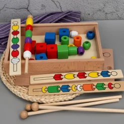 Fädelspiel mit Stäben