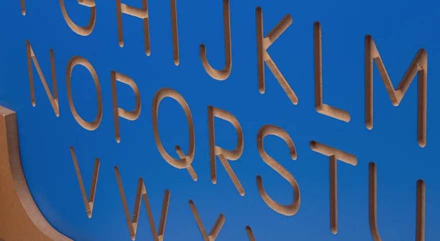 Große Nachspurtafel - Buchstaben und Zahlen nachspuren lernen