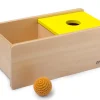 Imbucare-Kasten mit gelben Deckel und einem gestrickten Ball