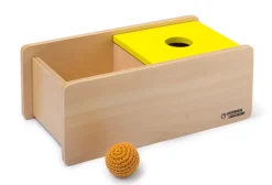 Imbucare-Kasten mit gelben Deckel und einem gestrickten Ball