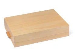 Kasten mit Würfeln und Quadraten