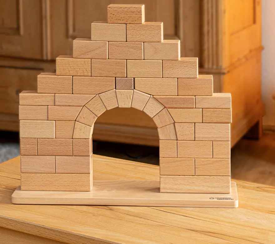 Römische Brücke - das kosmische Montessori-Material zum Bogenbau