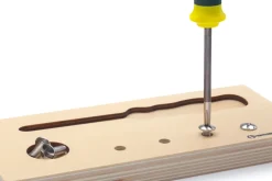 Schraubbrett mit Schraubendreher