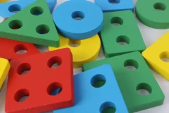 Sortierbrett mit Formen und Stäben - bunt